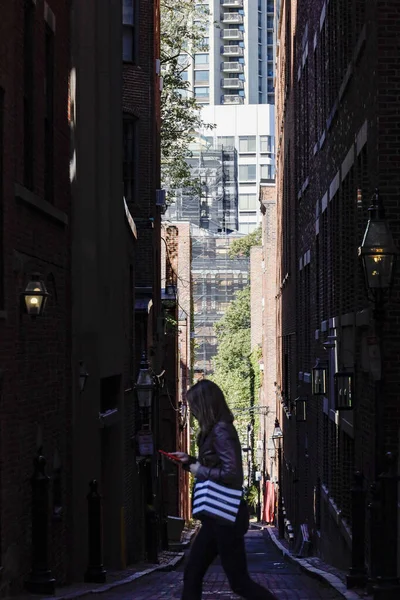 Boston Massachusetts Usa Una Donna Cammina Lungo Ridgeway Lane Vicolo — Foto Stock