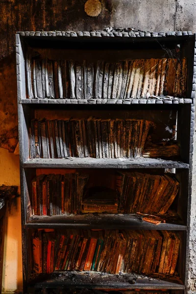 Cornwall Usa Interiér Dřevěného Domu Poškozeného Ohněm Spálená Knihovna — Stock fotografie