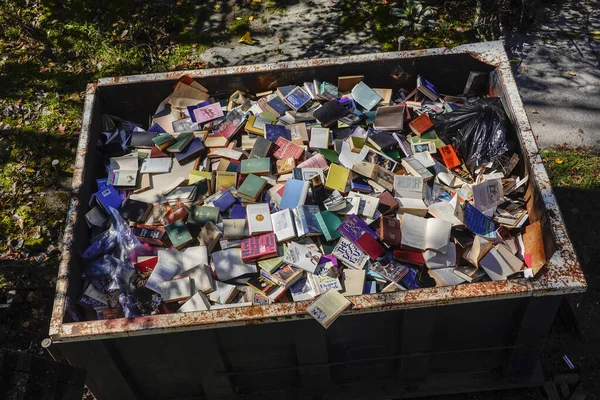 ウェストコーンウォール Usa古い書店で捨てられた本で満たされたゴミ箱ビジネスから出て行く — ストック写真