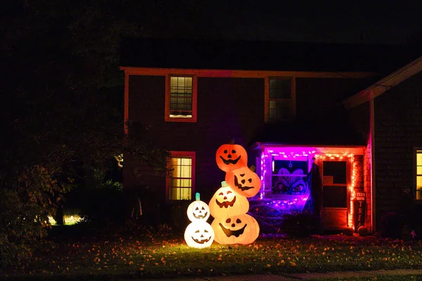 Canaan, Connecticut ABD Cadılar Bayramı dekorasyonları Gece bir evin dışında.