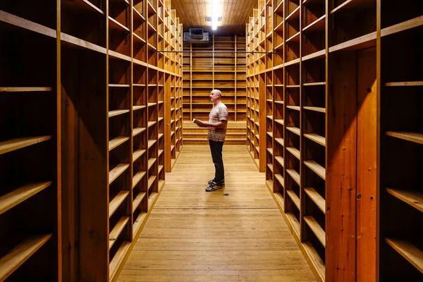 Вест Корнуолл Usa Чоловік Стоїть Старому Порожньому Антикварійському Книжковому Магазині — стокове фото