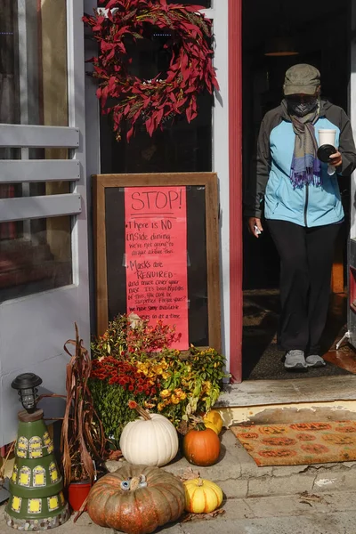 Pine Plains New York Amerikan Müşteri Maskeli Bir Kafeden Çıkarken — Stok fotoğraf