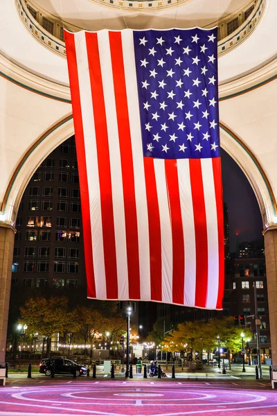 Boston Massachusetts Una Gran Bandera Americana Cuelga Rotonda Del Puerto — Foto de Stock