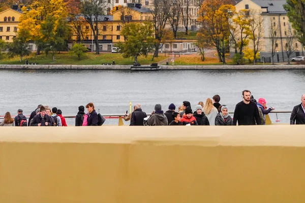 Stockholm Zweden Oktober 2020 Voetgangers Steken Nieuwe Slussbron Golden Bridge — Stockfoto