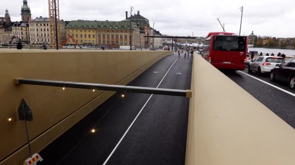 Estocolmo Suecia Bicicletas Montando Nuevo Slussbron Golden Bridge Slussen Inaugurado — Vídeos de Stock