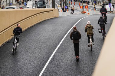 Stockholm, İsveç 27 Ekim 2020 Slussbron, ya da Golden Bridge at Slussen, 25 Ekim 2020 tarihinde açıldı..