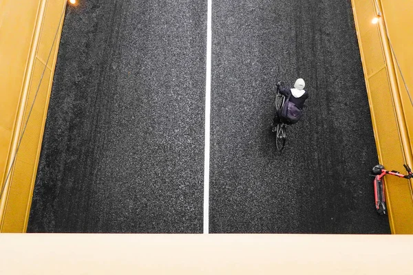 Stockholm Schweden Radfahrer Auf Der Neuen Slussbron Oder Goldenen Brücke — Stockfoto