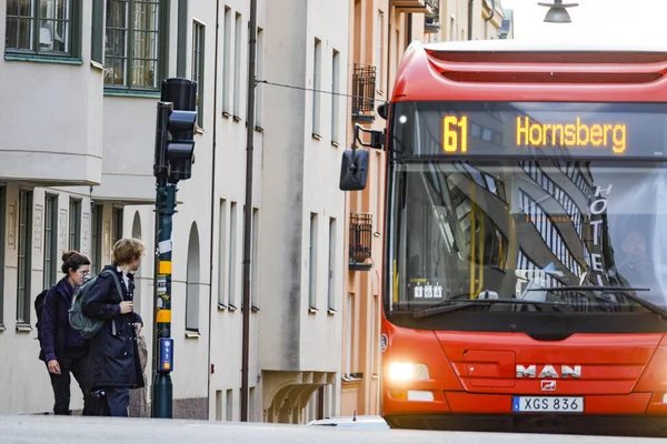 Sztokholm Szwecja Piesi Przechodzący Przez Ulicę Kungsholmen Autobus — Zdjęcie stockowe