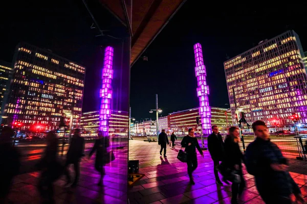 Stockholm, İsveç 30 Ekim 2020 Kasabanın merkezindeki Sergels Torg 'da yürüyen yayalar.