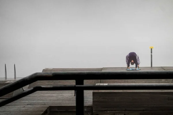 Estocolmo Suecia Una Mujer Practica Yoga Liljeholmskajen Niebla Matutina — Foto de Stock