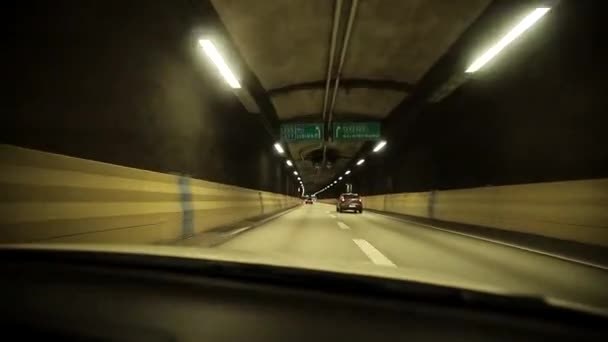 ストックホルム スウェーデン北部のリンク高速道路トンネルを走行車 — ストック動画