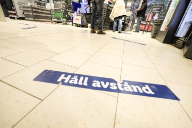 Stockholm, İsveç Sosyal Mesafe İşaretleri İsveççe bir süpermarket kasasında.