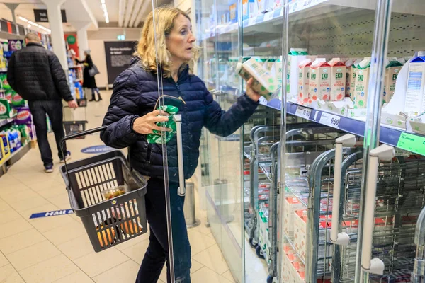 Sztokholm Szwecja Październik 2020 Kobieta Bez Maski Kupująca Mleko — Zdjęcie stockowe