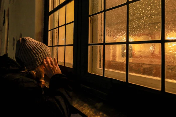 Стокгольм Швеція Жінка Дивиться Нього Крізь Вікно Церкви Лідінго Переддень — стокове фото