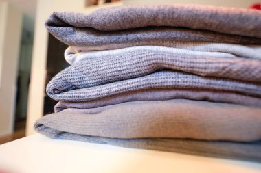 Mutfakta elbiselerini ütüleyen bir kadın..