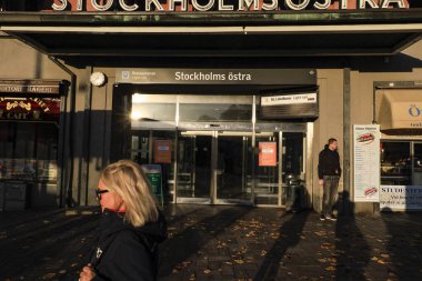 Stockholm, İsveçli yayalar Stockholms Ostra tramvay ve metro durağında..