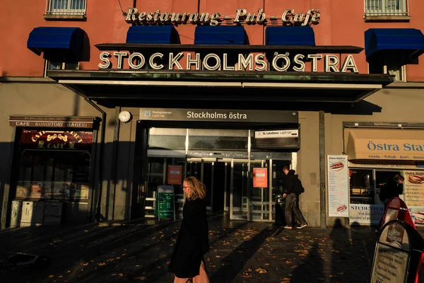 Стокгольм Швеція Пішоходи Зовні Трамваї Stockholms Ostra Зупинка Метро — стокове фото