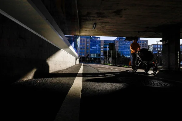 Stockholm Schweden Fußgänger Gehen Starken Sonnenlicht Durch Eine Passage Liljeholmen — Stockfoto