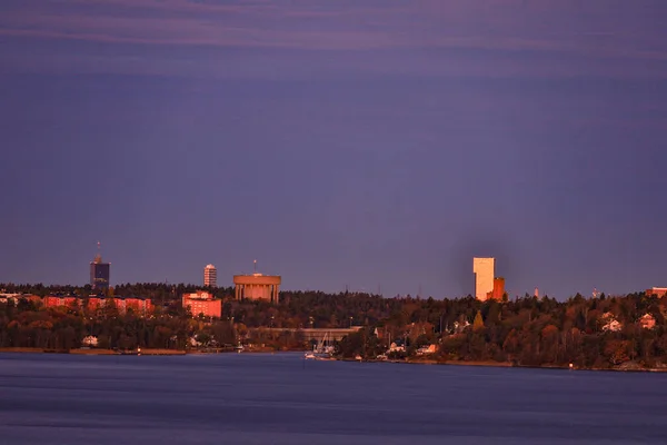 瑞典斯德哥尔摩位于凯斯塔郊区的维多利亚尖塔反射着晨光 — 图库照片
