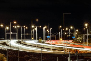 Stockholm, İsveç geceleri E4 otoyolunda trafik