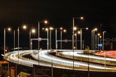 Stockholm, İsveç geceleri E4 otoyolunda trafik