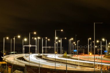 Stockholm, İsveç geceleri E4 otoyolunda trafik