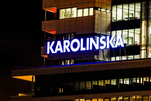 Estocolmo Suécia Sinal Para Hospital Karolinska Noite — Fotografia de Stock