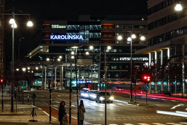 Sztokholm Szwecja Skrzyżowanie Nocy Norra Stationsgatan Torsgatan Szpitalem Karolinska — Zdjęcie stockowe