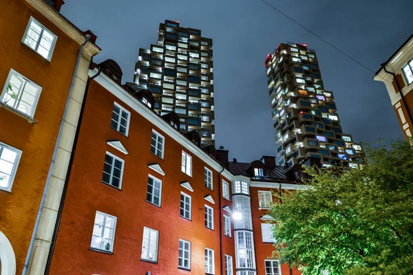 스웨덴 스톡홀름에 주거용 노르트 탄거리는 밤이면 현대의 노르라 단지와 — 스톡 사진