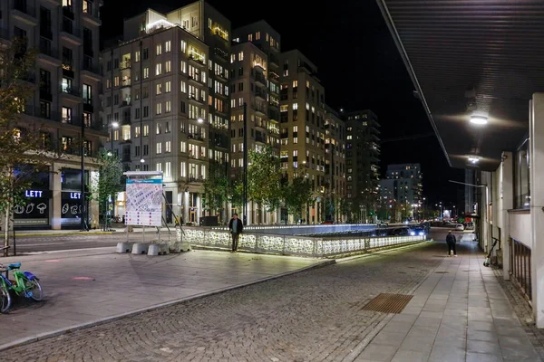 Stockholm Zweden Voetgangers Nachts Norra Stationsgatan — Stockfoto