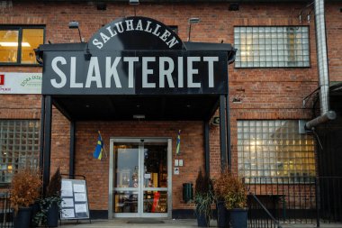 Vasteras, İsveç 10 Kasım 2020 Bu modern endüstriyel kasabadaki Slakteriet yemek salonunun girişi.