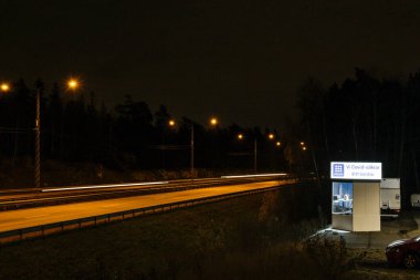 Stockholm, İsveç. Otoyolun kenarında üzerinde İsveççe bir tabela olan küçük bir işletme reklamı var..