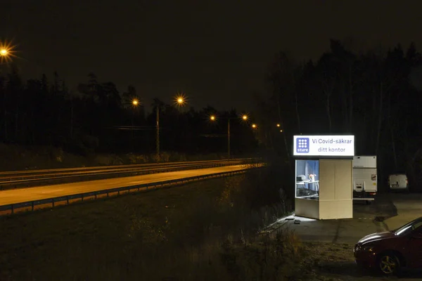 Sztokholm Szwecja Mała Firma Reklamuje Się Poboczu Autostrady Znakiem Języku — Zdjęcie stockowe
