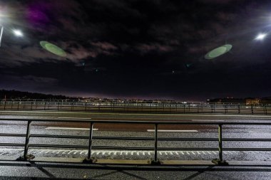 Stockholm, İsveç Demiryolları ve araba trafiği Tranebergsbron ya da Traneberg Köprüsü 'ndeki gece şeritleri.