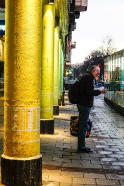 Stockholm, İsveçli yayalar Skanstull 'daki Ringen alışveriş merkezinin önünde..