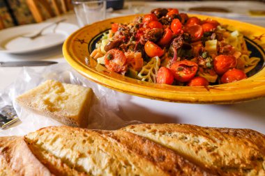 Zeytin, kapari, meze ve sardeleli spagetti alla Puttanesca..