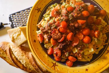 Zeytin, kapari, meze ve sardeleli spagetti alla Puttanesca..