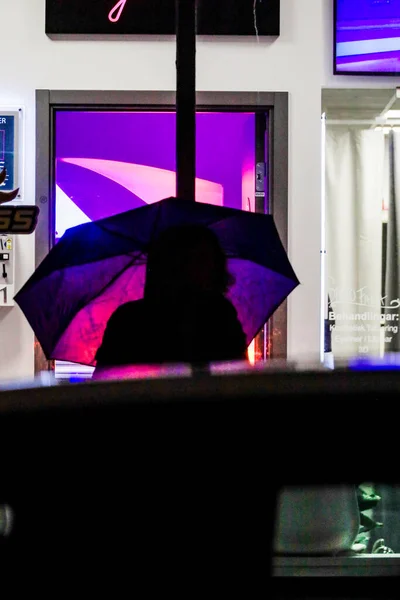 Estocolmo Suécia Uma Mulher Com Guarda Chuva Caminha Por Salão — Fotografia de Stock