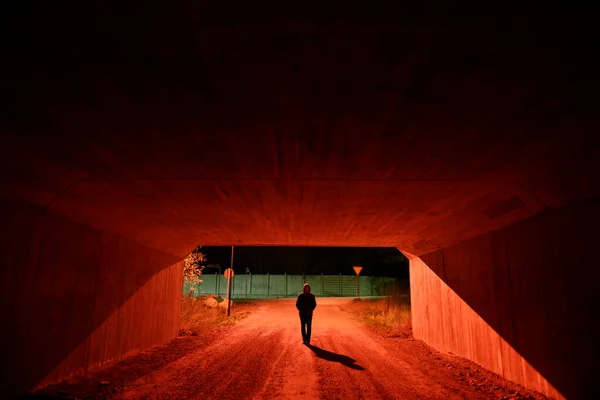 Stockholm Schweden Ein Mann Läuft Nachts Einem Roten Fußgängertunnel — Stockfoto