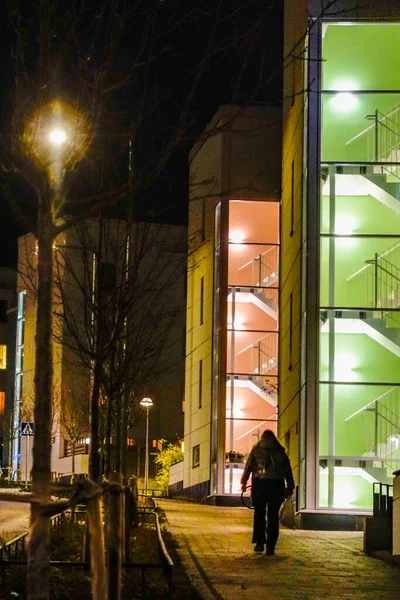 Стокгольм Швеція Пішоходи Вночі Гуляють Сусідству Лільєхольменом — стокове фото