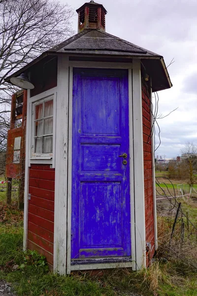 Stockholm Svédország Egy Kicsi Öreg Melléképület Kék Ajtóval Egy Farmon — Stock Fotó