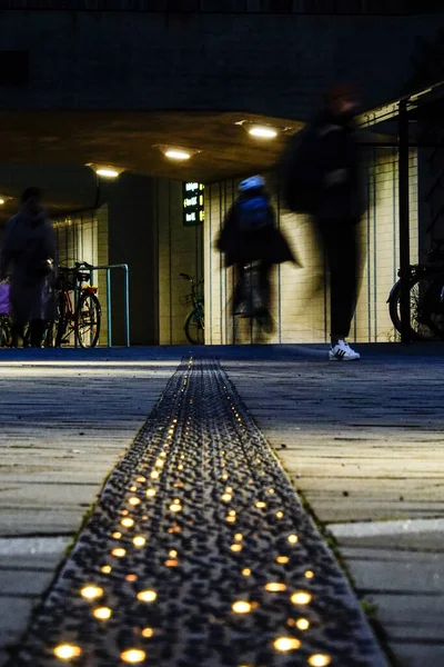 Стокгольм Швеція Пішоходи Силуеті Освітлена Стежка Передмісті Ульріксдал — стокове фото