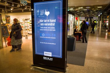 Stockholm, İsveç Skarholmen alışveriş merkezindeki İsveççe bir tabelada 