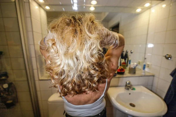 Kvinna Applicerar Blond Färg Håret Ett Badrum — Stockfoto
