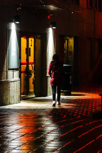 Stockholm Sweden Pedestrian Walks Night Red Street Lamp Sodermalm — Stock Photo, Image