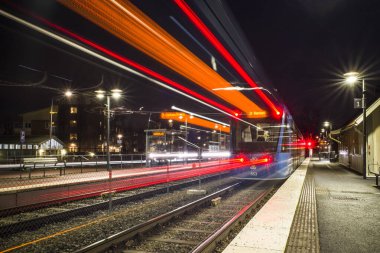 Stockholm, İsveç Light, Lidingo banliyösündeki Brevik istasyonundan hareket halindeki bir tramvaydan çıplak olarak geliyor.