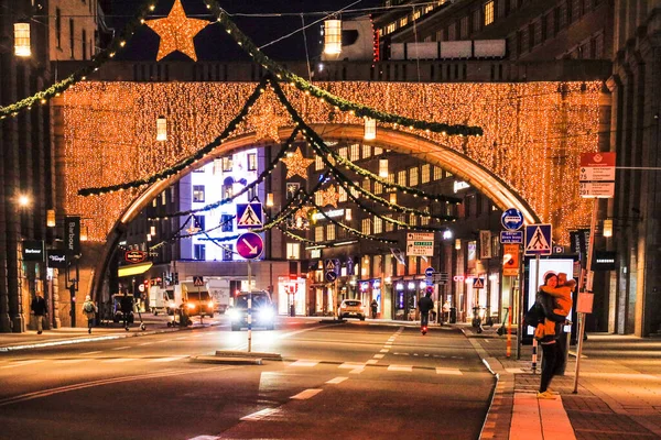 Estocolmo Suecia Puente Iluminado Navidad Kungsgatan King Street Una Mujer — Foto de Stock