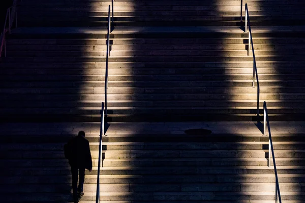 Стокгольм Швеция Мужчина Бегает Лестнице Ночью Упражнений — стоковое фото