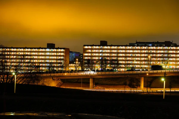 밤에는 스웨덴의 스톡홀름 근교에 아파트 건물과 고속도로 — 스톡 사진