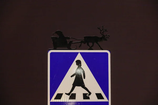 Стокгольм Швеция Знак Пешеходного Перехода Ночью Санта Клаусом Поверх — стоковое фото